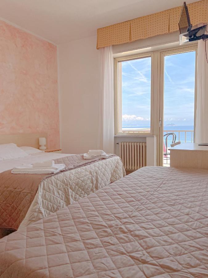 Hotel Ambassador Лайгуэлья Экстерьер фото